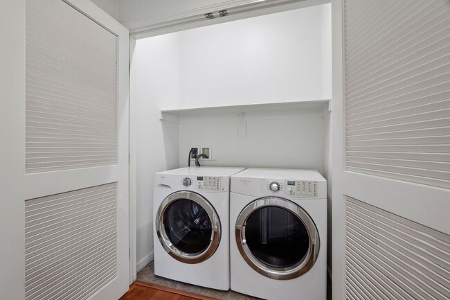 Building Photo - Spacious 2BR/2BA End-Unit Condo for rent in Warm Springs – Montebello Community