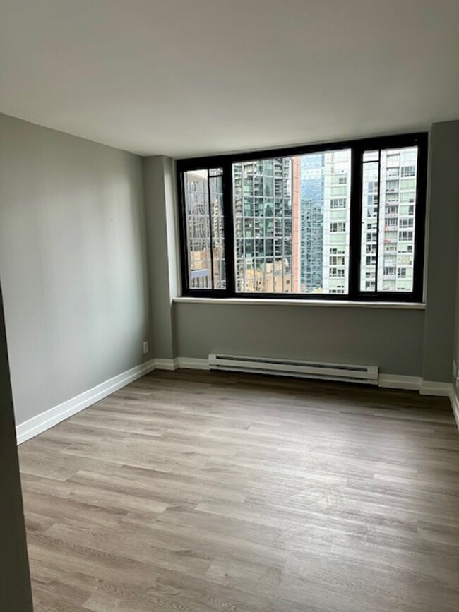 Building Photo - Spacious Remodeled 2 Bedroom Belltown Apar...