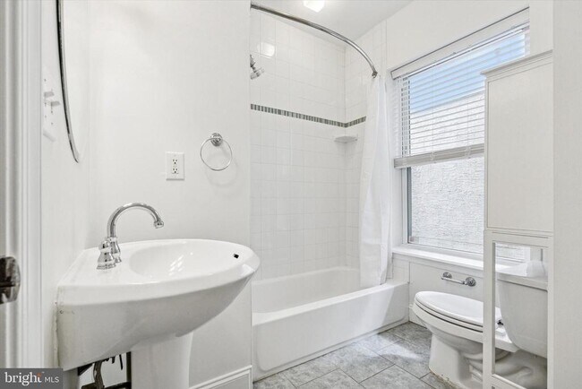 Building Photo - 1538 Christian St