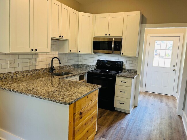 Building Photo - Beautifully renovated, 2 bed, 2 full bath,...