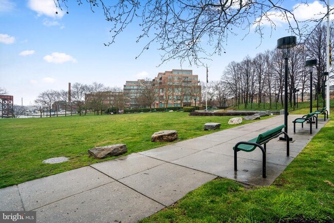 Building Photo - 1120 S Kenwood Ave