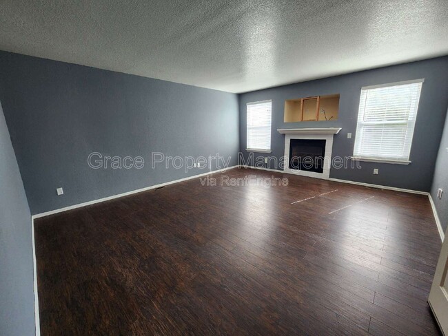 Building Photo - 327 W 116th Pl
