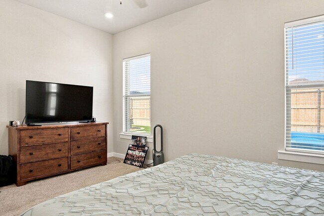 Building Photo - 10401 Pronghorn Rd