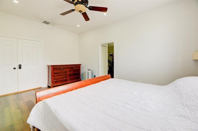 Building Photo - 724 NW 155th Terrace