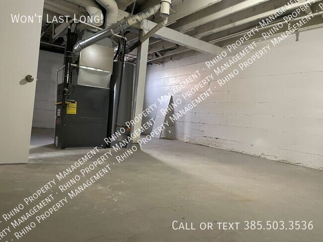 Building Photo - 3 Bedroom/1 Bathroom Triplex in SLC
