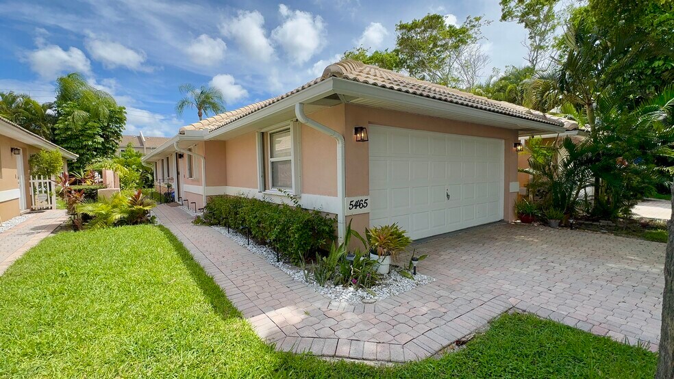 Building Photo - 5465 Grande Palm Cir
