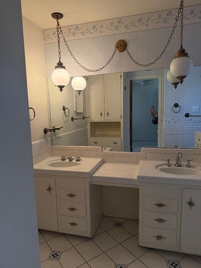 Building Photo - Large Vintage Home Available