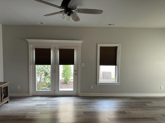 Building Photo - 107 Summertree Dr