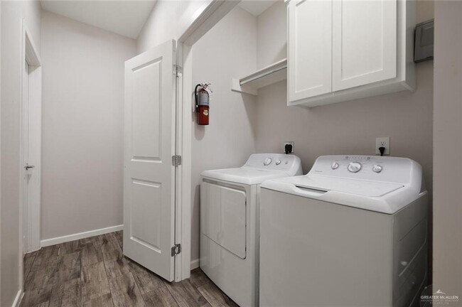 Building Photo - 5709 Sandpiper Ave