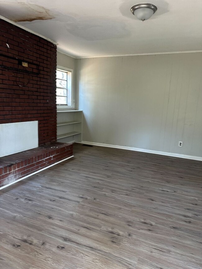 Building Photo - Classic Charm Meets Modern Comfort – 3BR/2BA Home