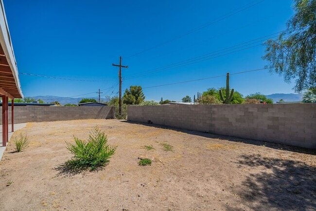 Building Photo - Charming 3-Bed Home with Spacious Backyard...