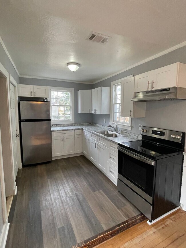Building Photo - MIDTOWN BUNGALOW