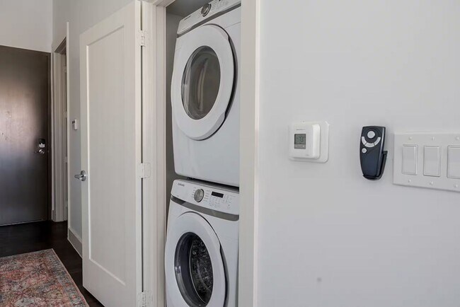 Building Photo - Stylish 1-Bedroom Near Downtown Dallas