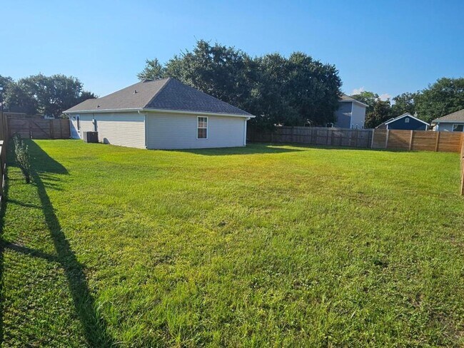 Building Photo - 303 Twin Lakes Blvd