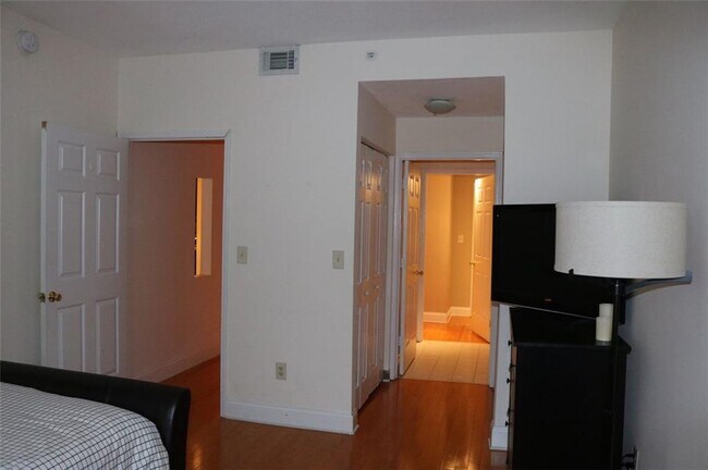 Building Photo - 1074 Peachtree Walk NE