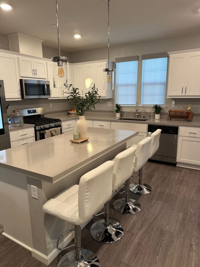 Building Photo - 4 Bed 3 Bath 2 Car Garage