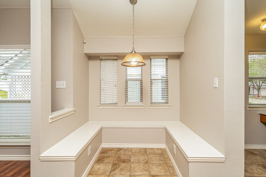 Building Photo - 419 Creekview Dr