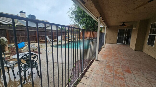 Building Photo - Great NW home with POOL & SOLAR!