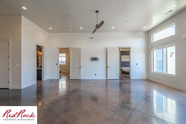 Building Photo - 4 Bedroom Luxury Home Near Sand Hollow