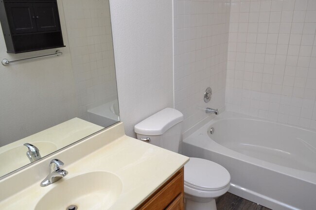 Building Photo - COZY 2 BEDROOM AND 2 FULL BATH CONDO IN SP...