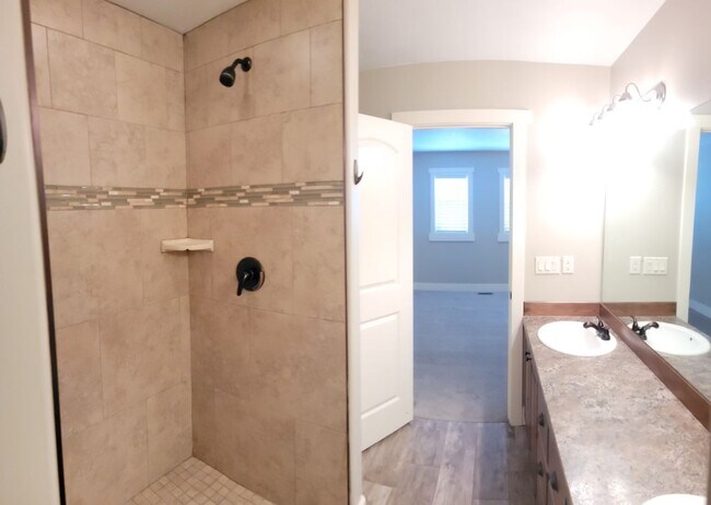 Building Photo - Fra-565