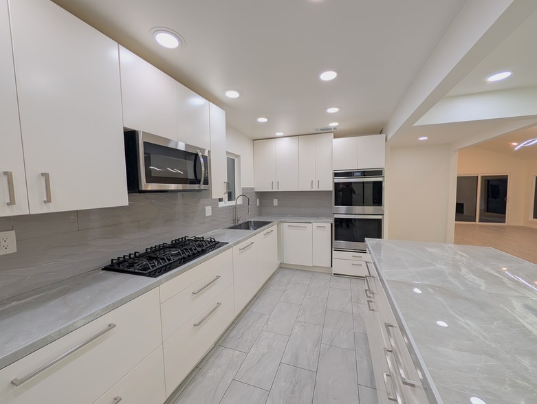 Building Photo - 18700 Collins St