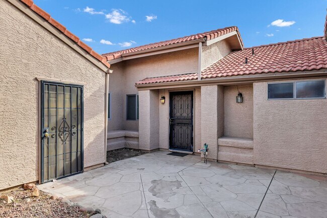 Building Photo - 2/2