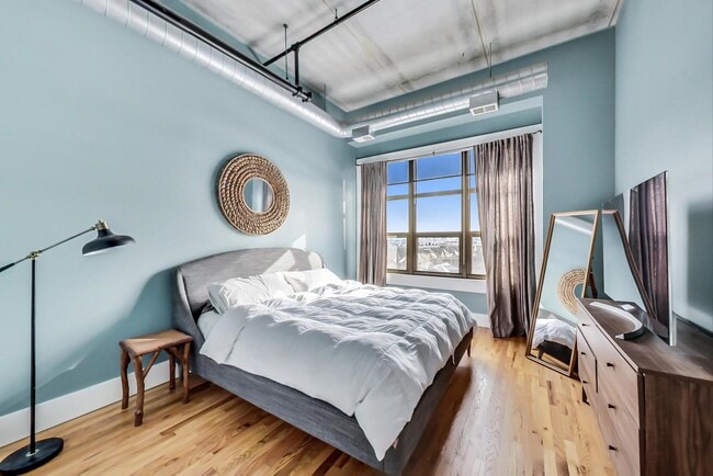 Building Photo - 1735 W Diversey Pkwy