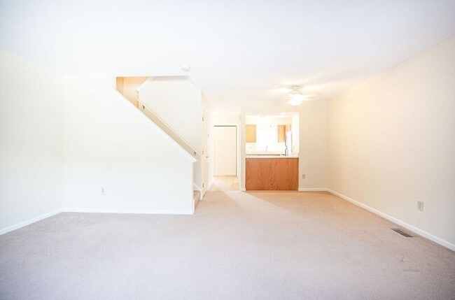 Building Photo - 10 Oak Ridge Dr