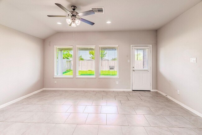 Building Photo - 7558 Highland Chase Dr