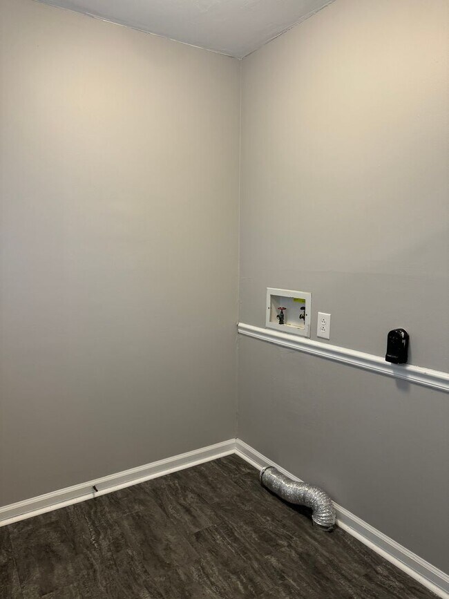 Building Photo - 423 Cook Dr