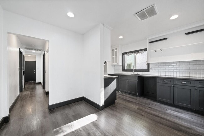 Building Photo - 2668 Hope St