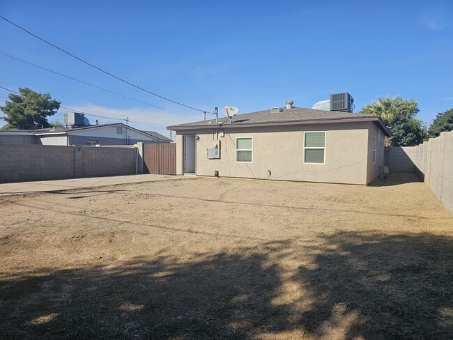 Building Photo - Charming Home 3 bedrooms 1 bath Large Yard.