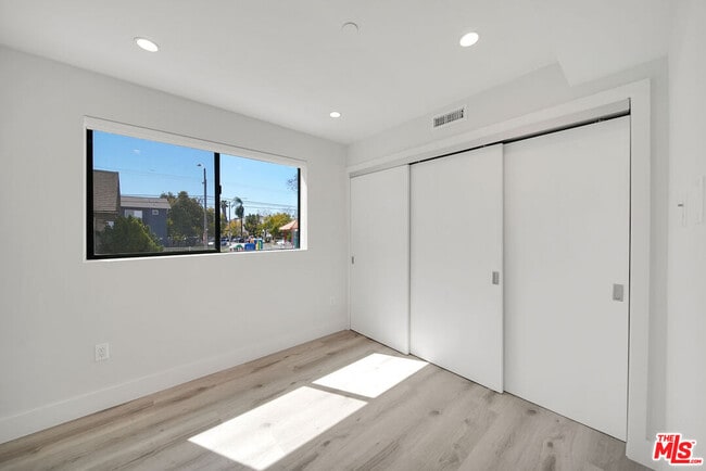 Building Photo - 406 1/2 N Kenmore Ave