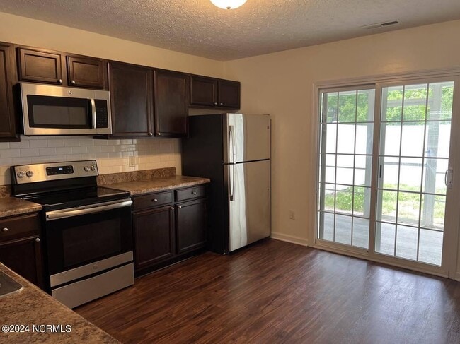 Building Photo - 411 Falls Cove