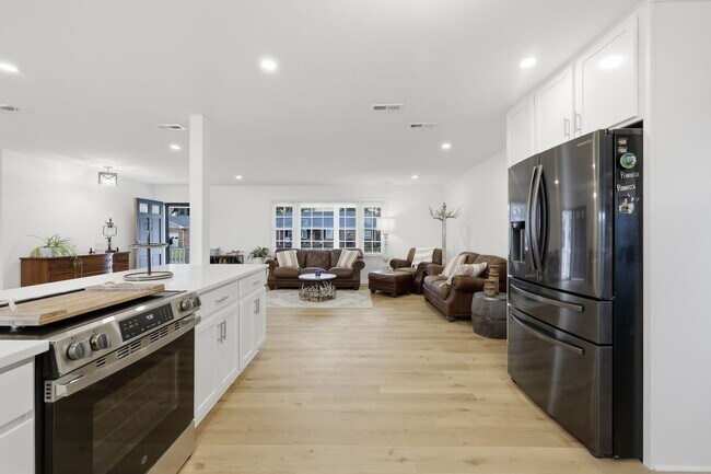 Building Photo - Stunning 4-Bedroom Waterfront Retreat with Modern Upgrades & Lake Living.