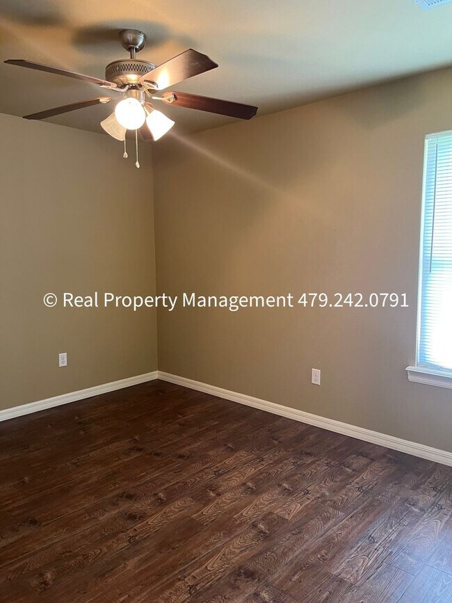 Building Photo - Very Nice 3B/2B Duplex Available NOW!