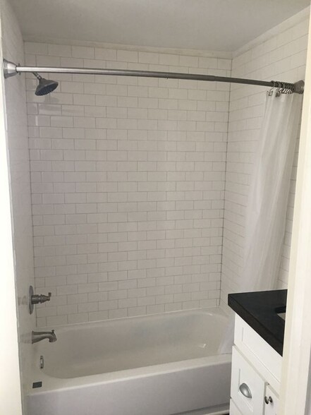 tiled tub surround - 317 Laurel Street West