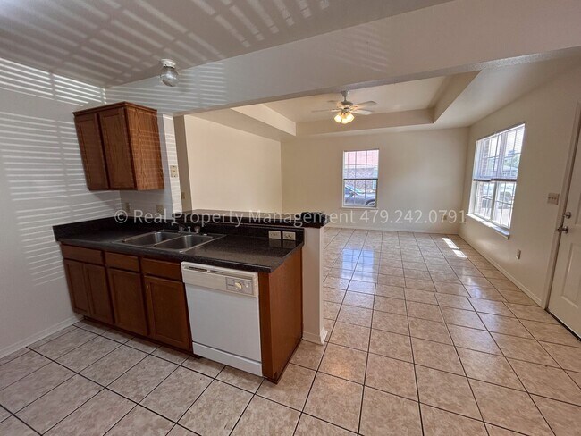 Building Photo - Move In Ready!! Cozy 3 Bed 2 Bath Duplex!