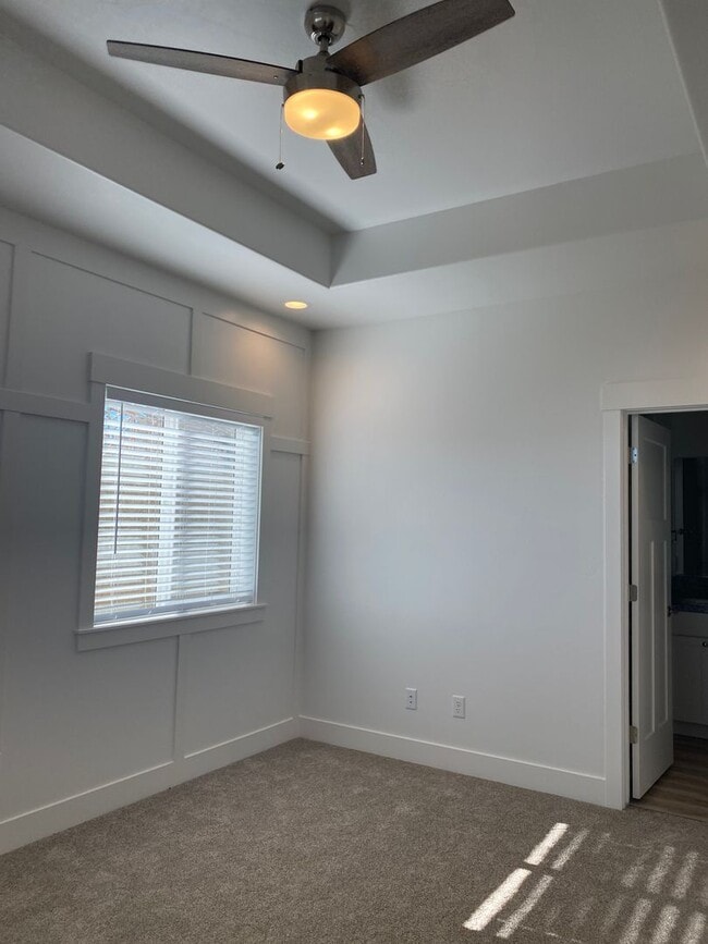 Building Photo - 3 bed 1 additional office space and 2.5 ba...