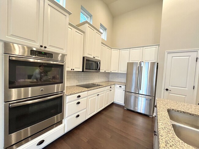 Building Photo - Stylish 3-Bed Home with Bonus Room & Private Backyard