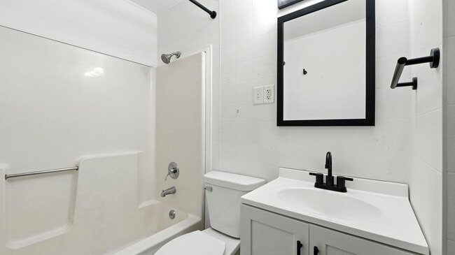 Building Photo - New 3 bedroom listing!