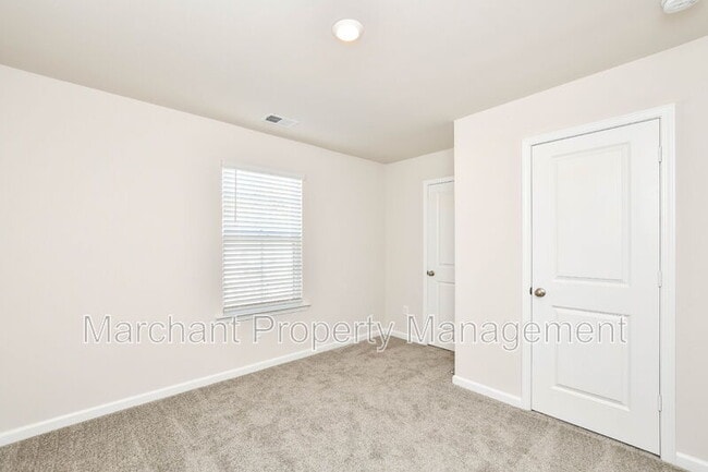 Building Photo - 27 English Ct