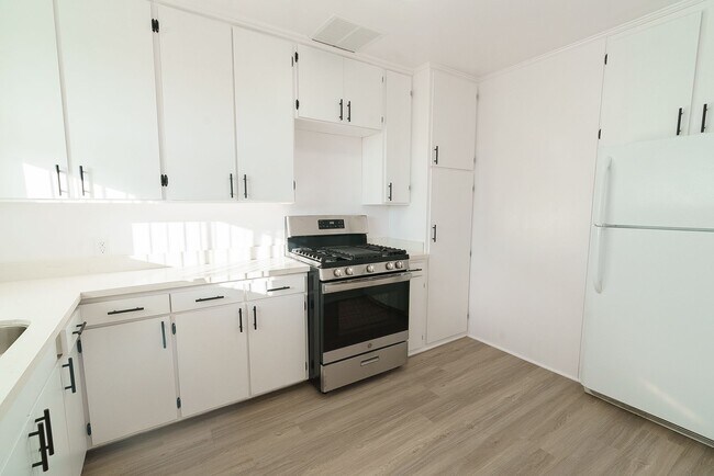 Interior Photo - 611 Levering Ave