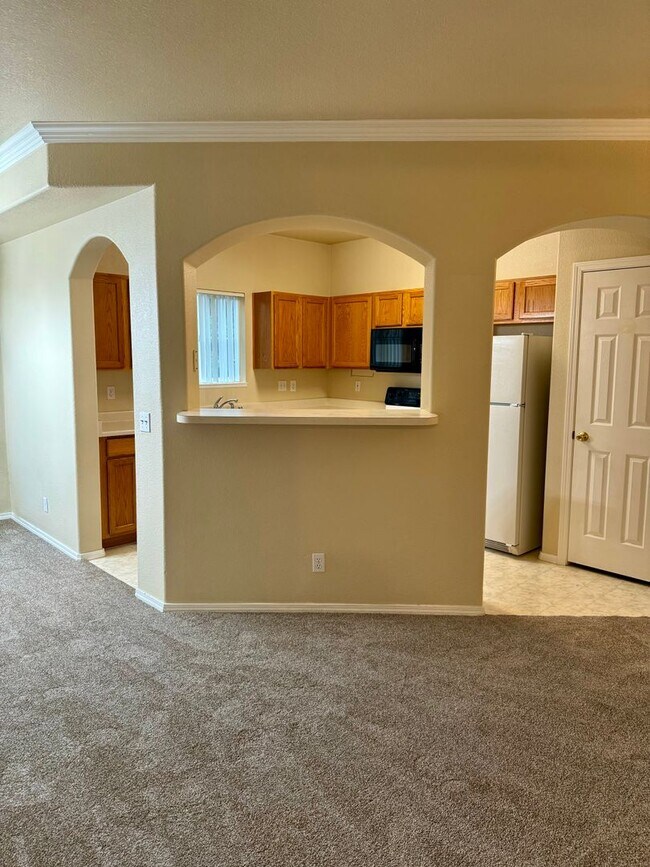 Building Photo - Gated West Side 2 bedroom/2 bath condo