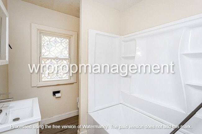 Building Photo - 4 bed 1 bath home in West Toledo