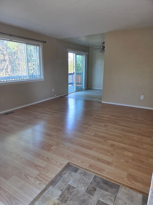 Building Photo - Very nice duplex 2 bedroom 1 bathroom