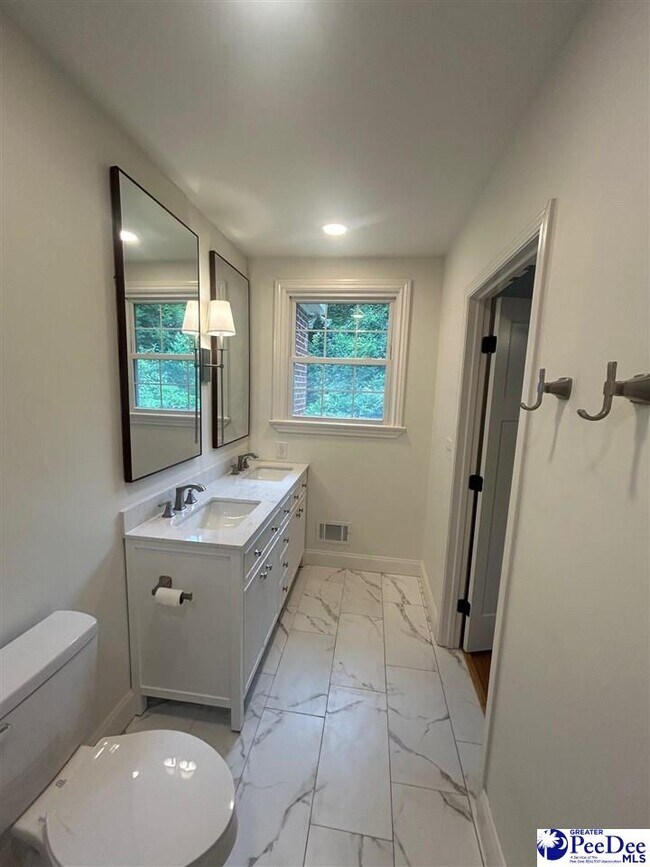 Building Photo - 503 Greenway Dr