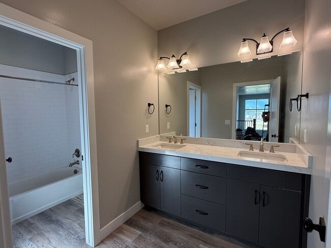 Building Photo - Luxury 7-Bedroom Home with Office, Dayligh...