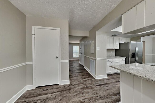 Building Photo - 2818 Silver Falls Dr